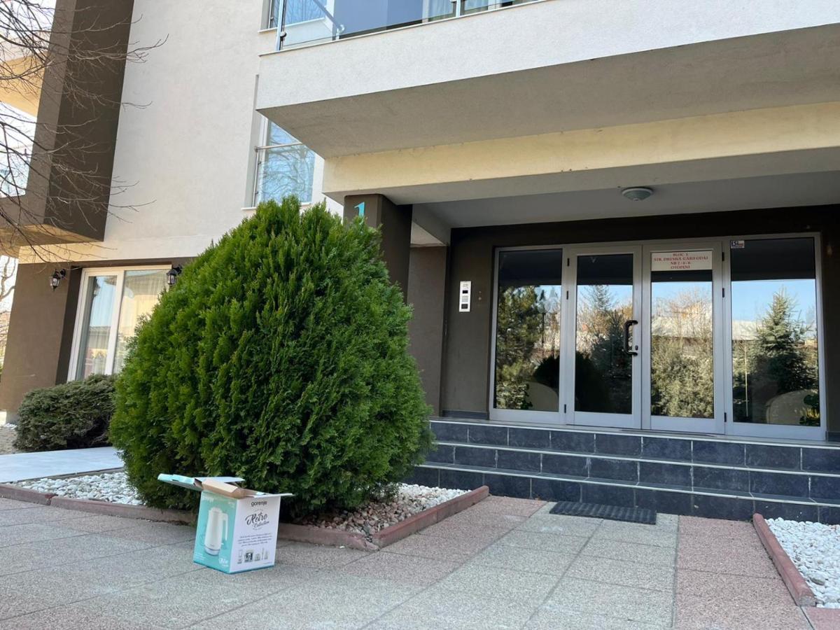 Tranzzzit Airport Apartment Otopeni Exterior foto
